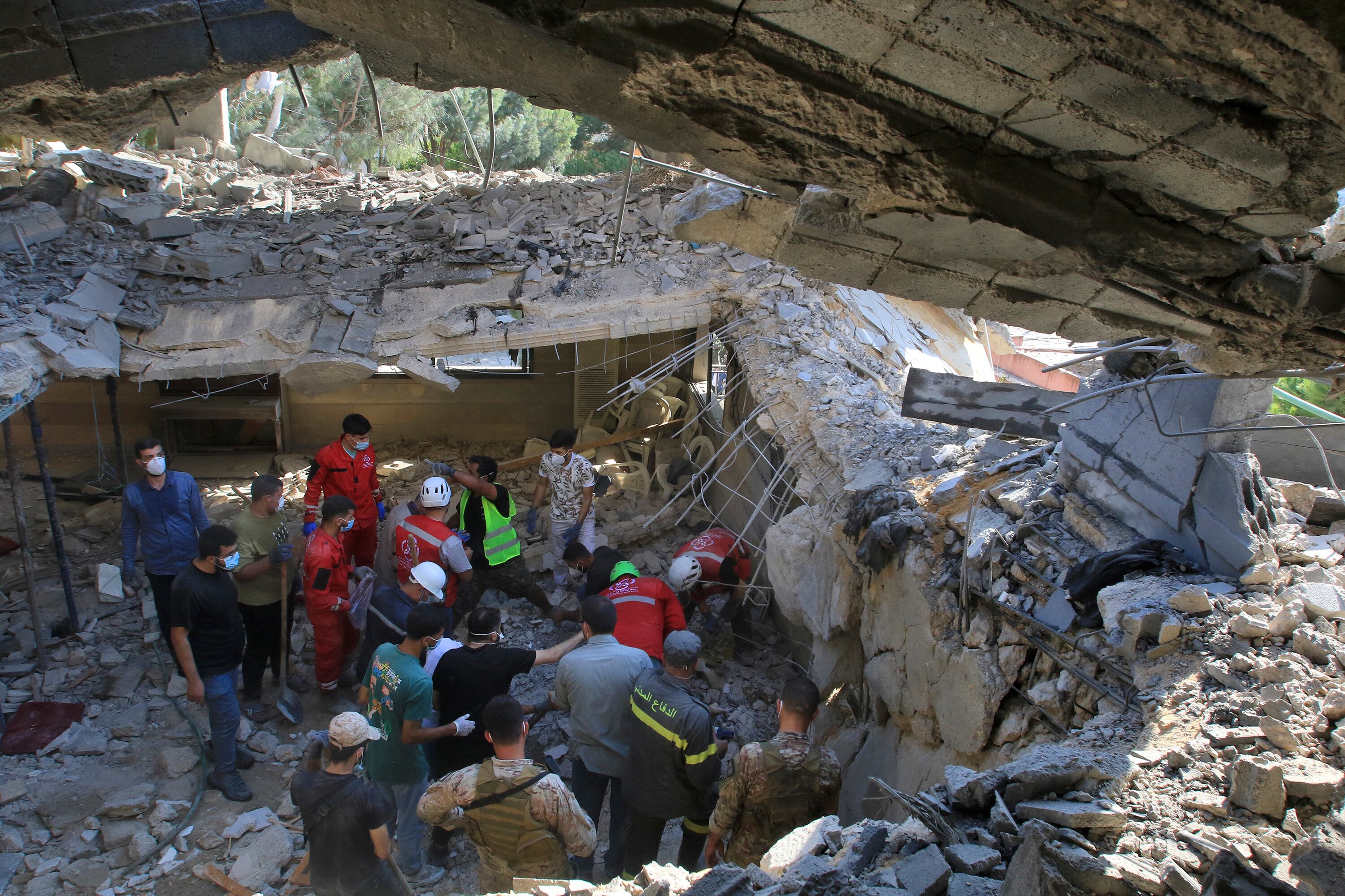 Rescatistas revisan un edificio bombardeado por fuerzas israelíes enel sur de Beirut.