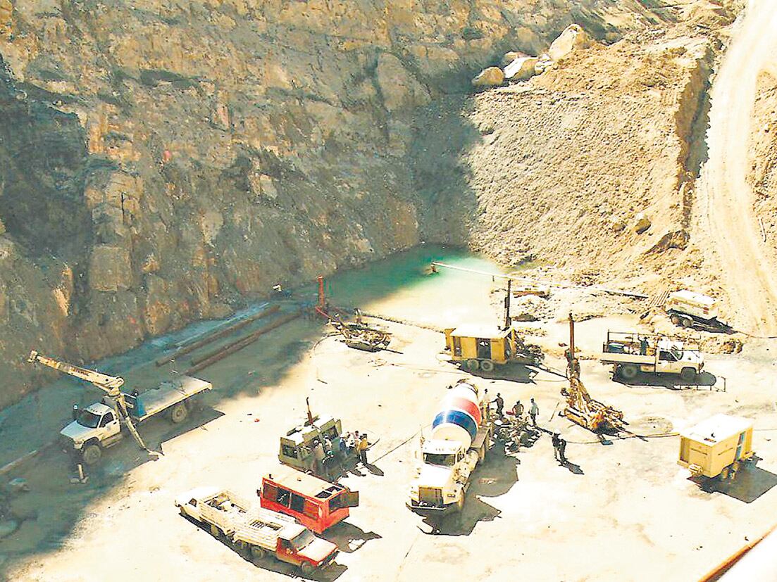 La rotura de un caño provocó el martes pasado un derrame de metales pesados y solución cianurada. 