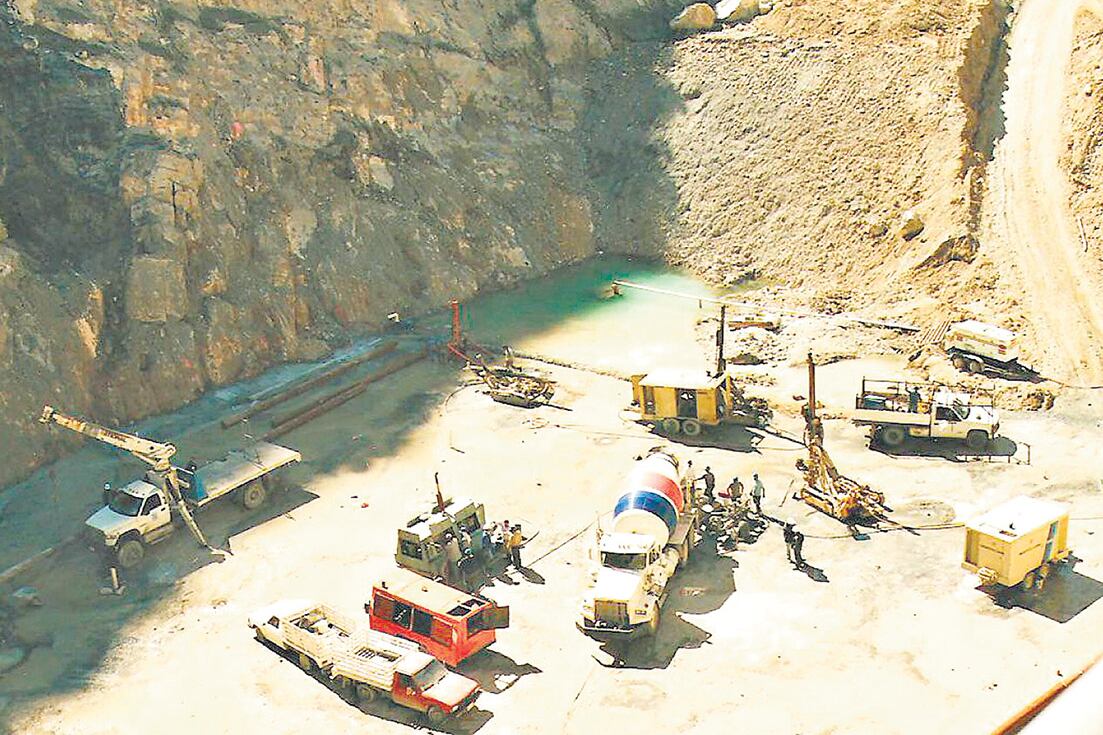 La rotura de un caño provocó el martes pasado un derrame de metales pesados y solución cianurada.