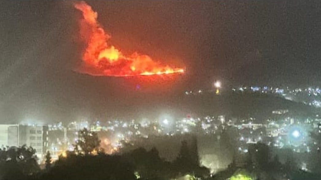 El viento Zonda aviva las llamas de un incendio que se desató anoche en el Pedemonte de Mendoza (Foto: @MATIPASCUALETTI)