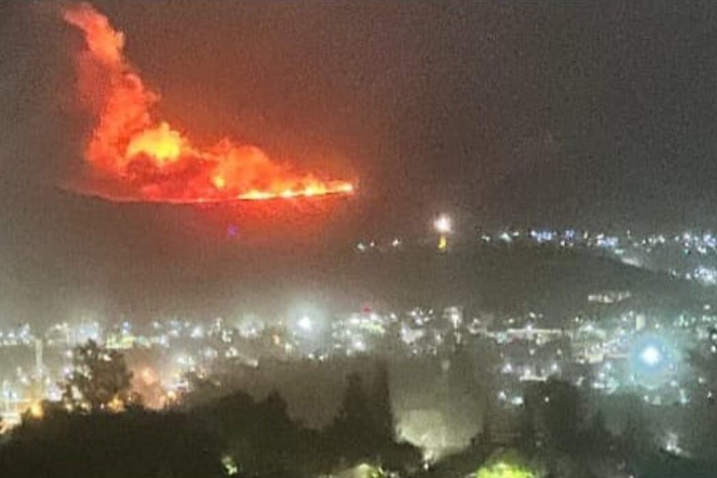 El viento Zonda aviva las llamas de un incendio que se desató anoche en el Pedemonte de Mendoza (Foto: @MATIPASCUALETTI)