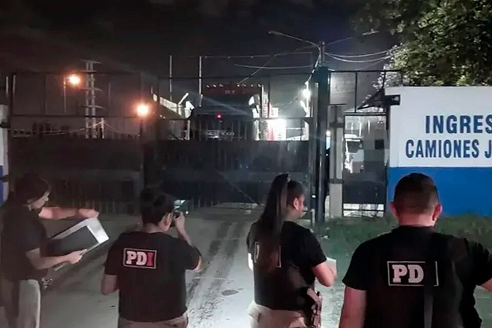 El portón baleado del frigorífico Coto en el ingreso por calle Gutiérrez.