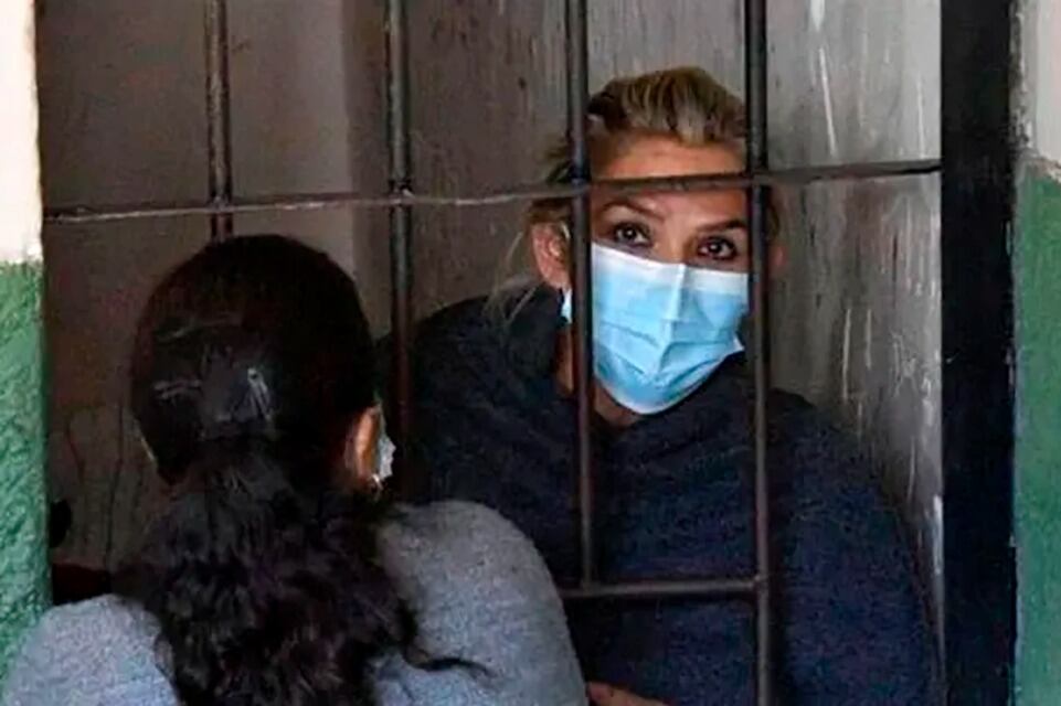 Añez, encarcelada por comandar un gobierno de facto. Foto 2: protesta contra Añez en La Paz