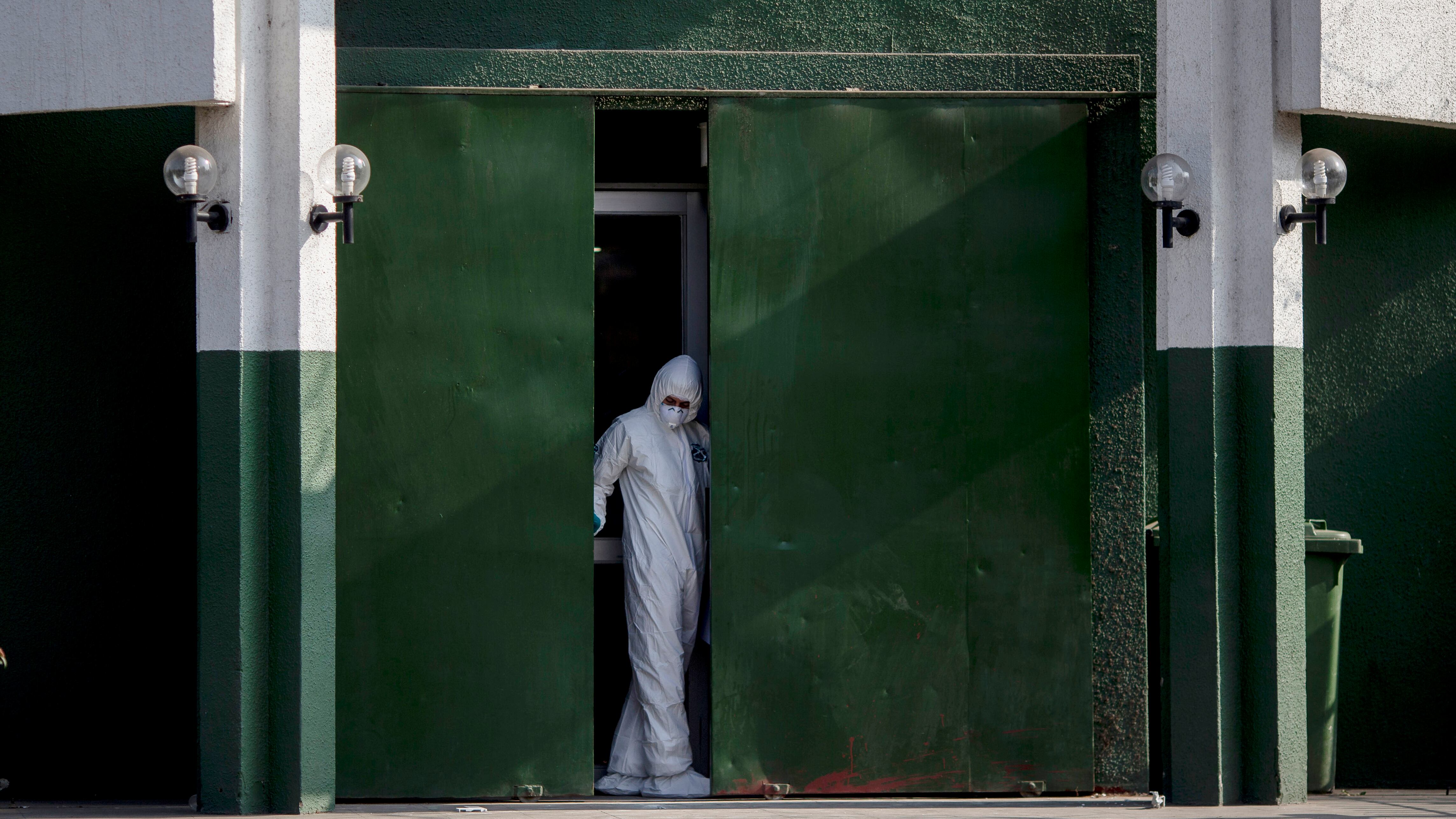 Un miembro del equipo forense trabaja en la comisaría de Huechuraba después del atentado.