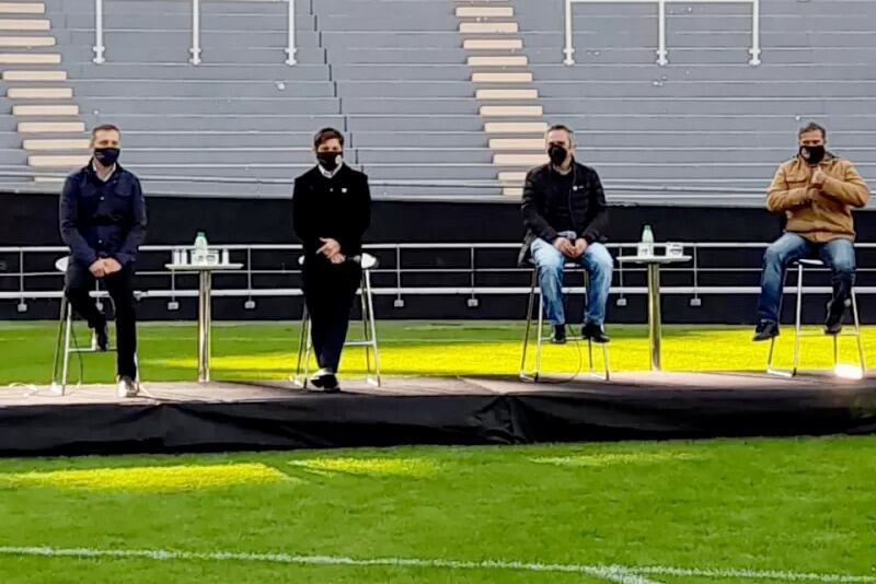 El gobernador bonaerense en el estadio rebautizado Diego Armando Maradona, en La Plata.
