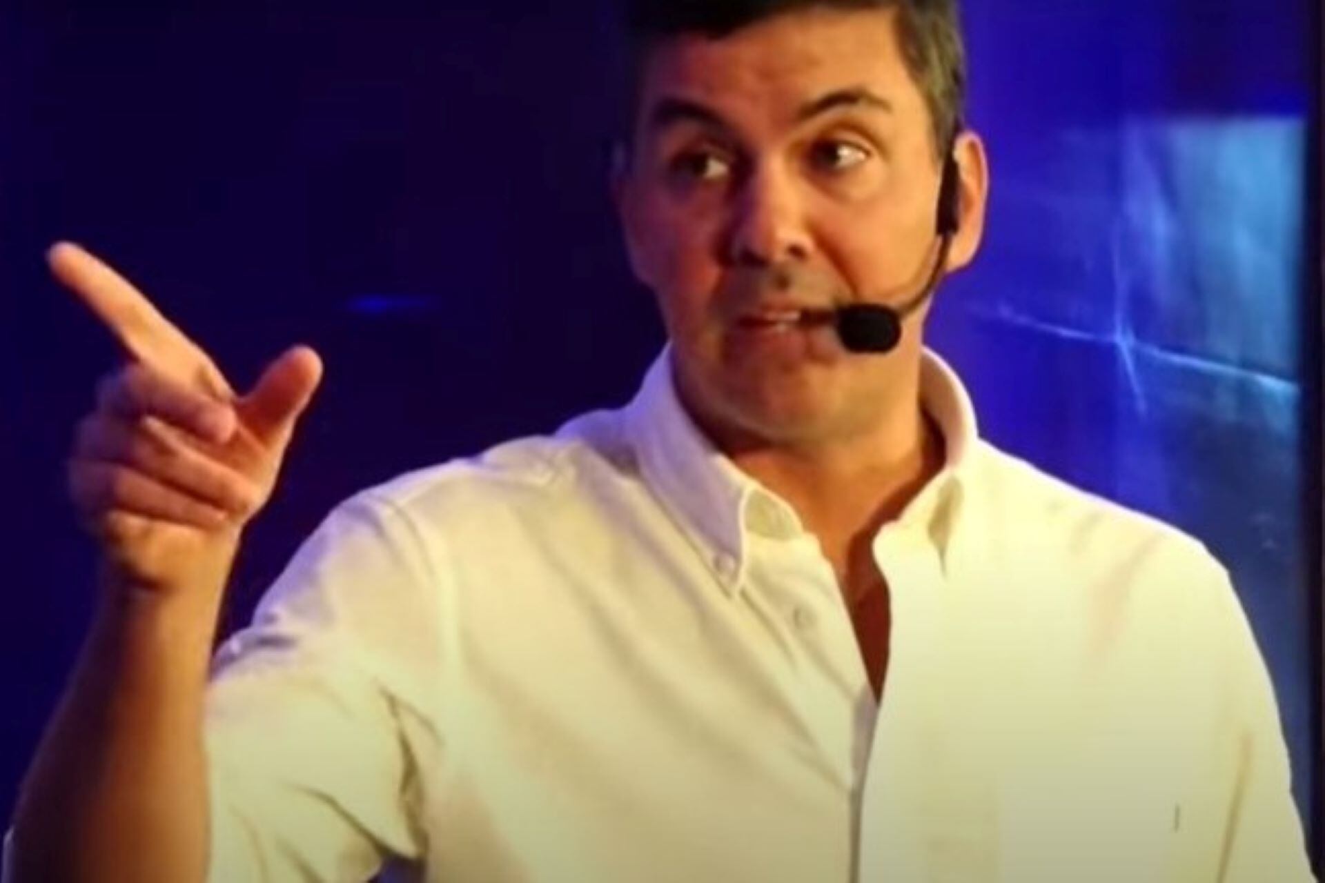 Santiago Peña, favorito para las elecciones del 30 de abril en Paraguay, durante el acto donde dijo que "a los argentinos no les gusta trabajar". Imagen: captura de video