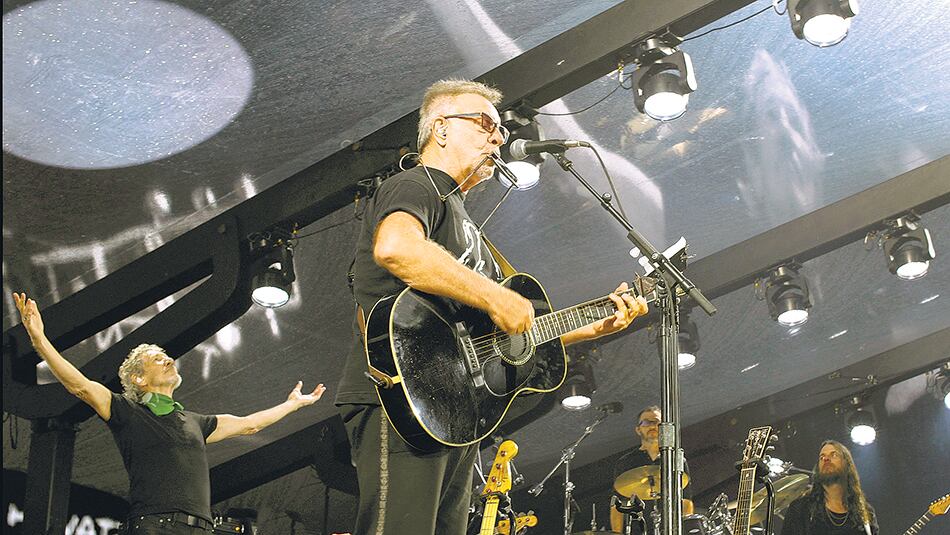 Con Waters unos pasos atrás en señal de admiración, Gieco sólo necesitó de su guitarra y su armónica para producir un momento de inolvidable potencia.