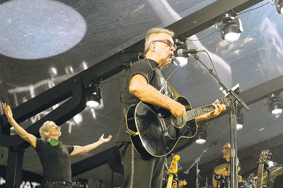 Con Waters unos pasos atrás en señal de admiración, Gieco sólo necesitó de su guitarra y su armónica para producir un momento de inolvidable potencia.