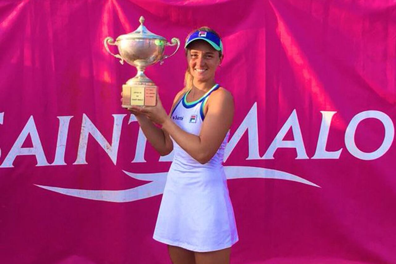 Nadia Podoroska, con el trofeo en Saint Malo.