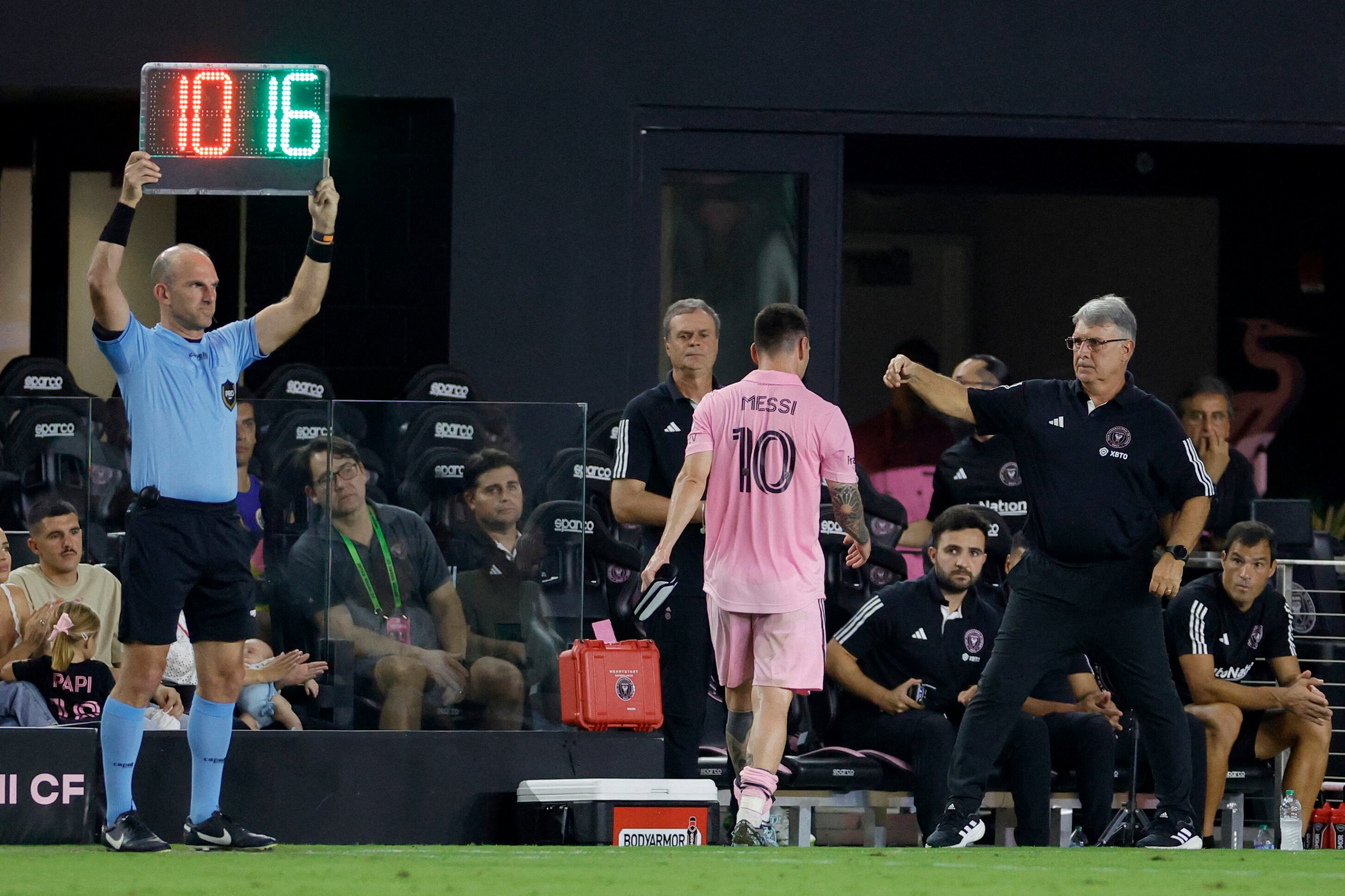Así se retiraba Messi del cesped del DRV PNK Stadium