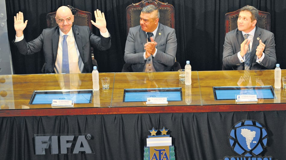 Gianni Infantino, Claudio Tapia y Alejando Domínguez frente a la prensa.