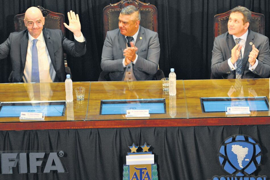 Gianni Infantino, Claudio Tapia y Alejando Domínguez frente a la prensa.