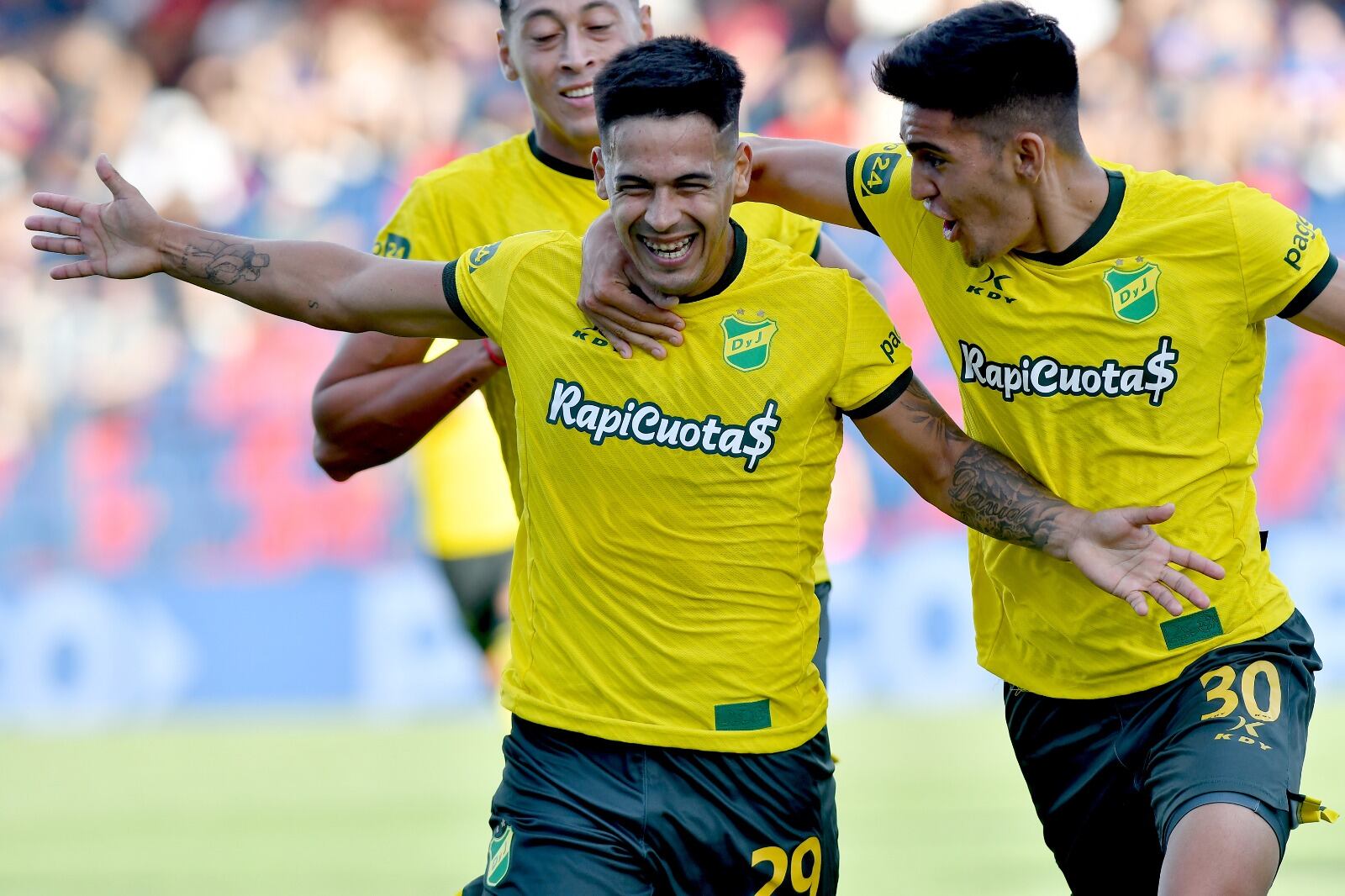 Fernández festeja el único gol de la tarde en Victoria.