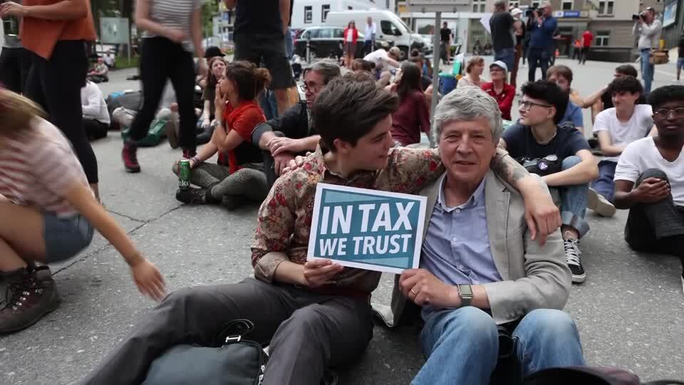 Phil White acompañado por otra integrante de los Millonarios Patrióticos. (Foto: Twitter)