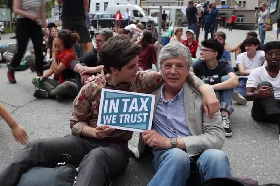 Phil White acompañado por otra integrante de los Millonarios Patrióticos. (Foto: Twitter)