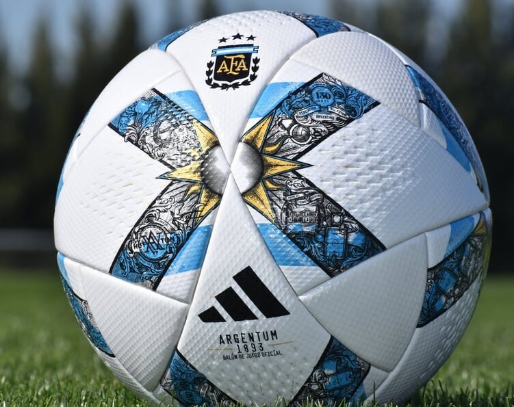 "Argentum 1893", pelota Adidas oficial de la Copa de la Liga 2023.