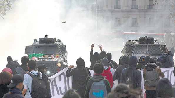 Carabineros y manifestantes se enfrentan durante la protesta docente en Santiago.