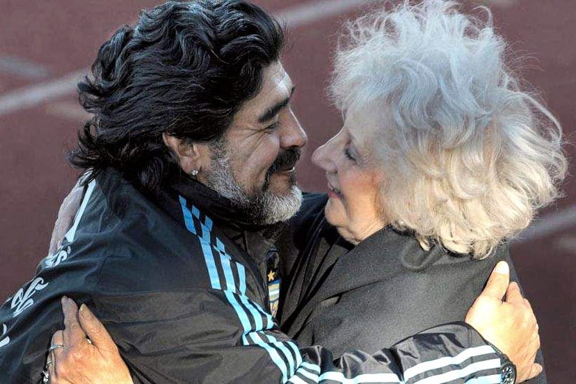 Abrazo eterno entre Diego y Estela Carlotto, de Abuelas de Plaza de Mayo.