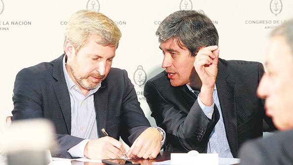 Adrián Pérez y Rogelio Frigerio al presentar la reforma política, en noviembre de 2016.