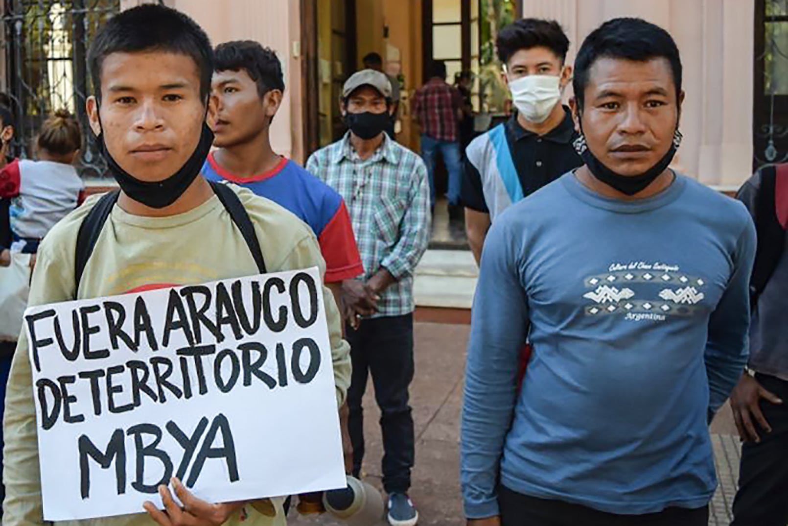 Los jóvenes mbya rechazan la presencia de la forestal.