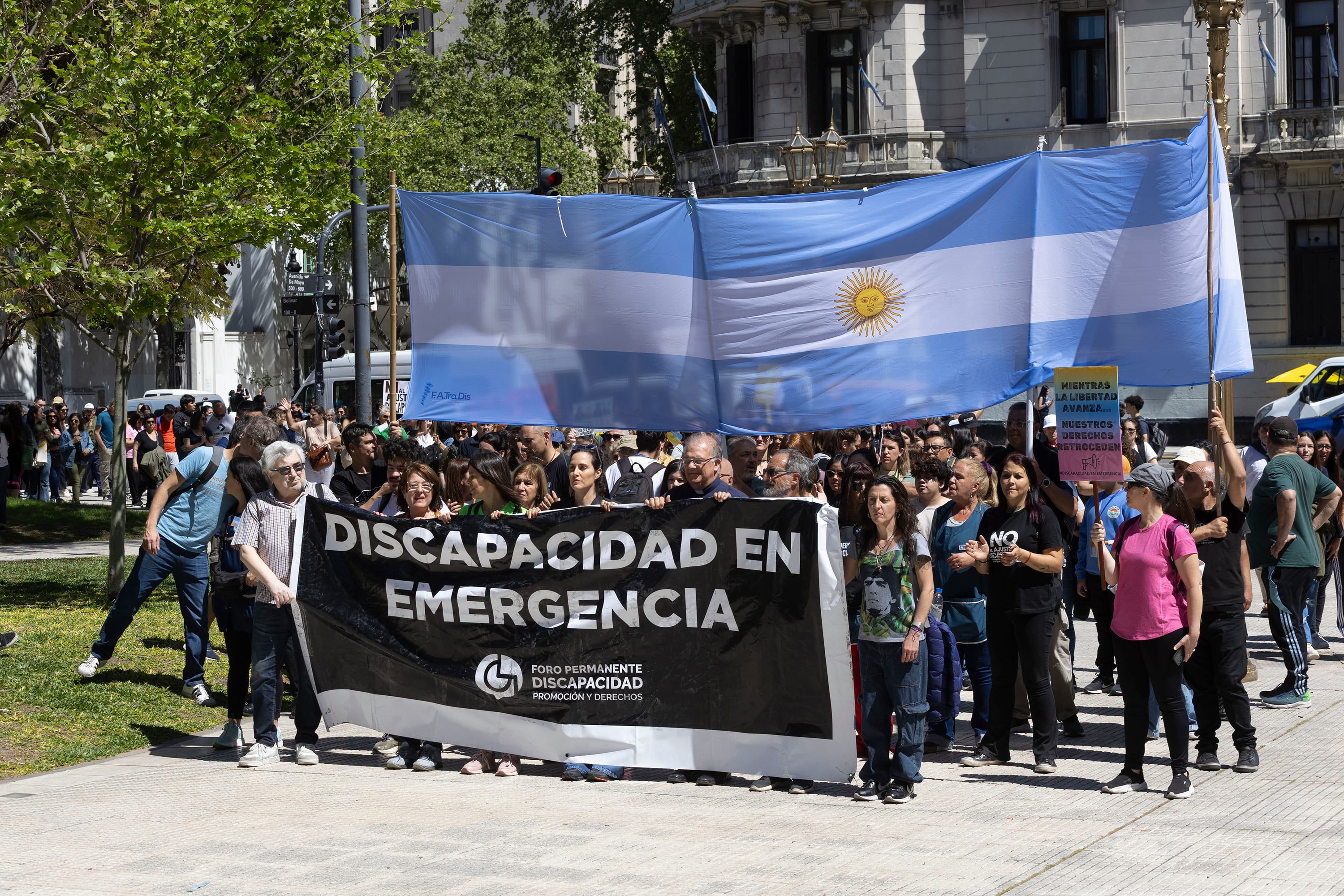 La pensión universal de adultos se redujo de 272.000 a 187.000 beneficiarios.