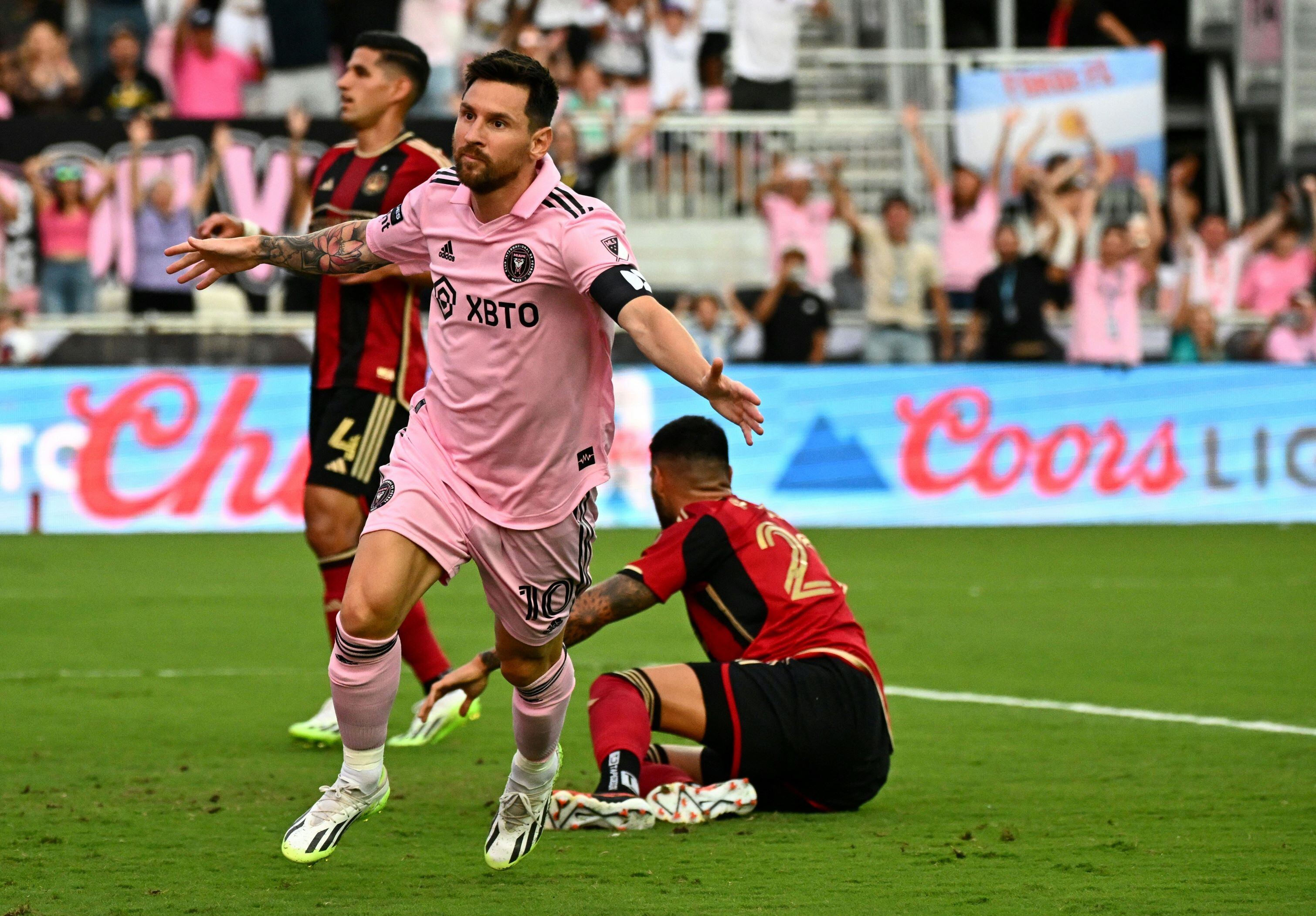 Messi festeja uno de dos tantos frente al Atlanta United