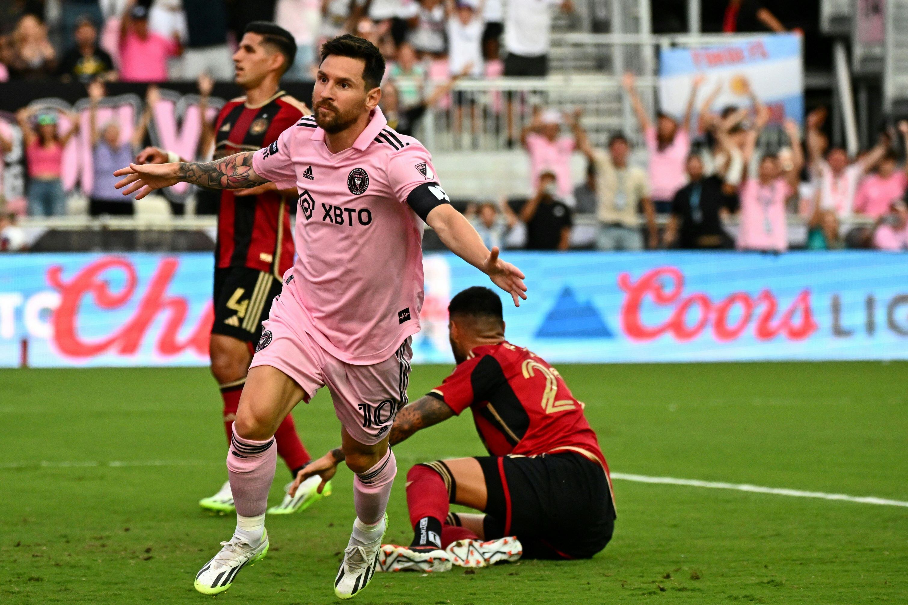 Messi festeja uno de dos tantos frente al Atlanta United