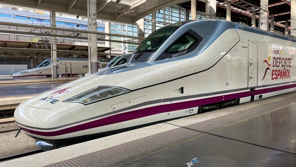 La noticia provocó la renuncia del presidente de la principal empresa de transporte ferroviario de pasajeros de España (Renfe) y de la secretaria de Estado de Transportes. El gobierno negó que se haya "despilfarraro" dinero. (Foto: RENFE)