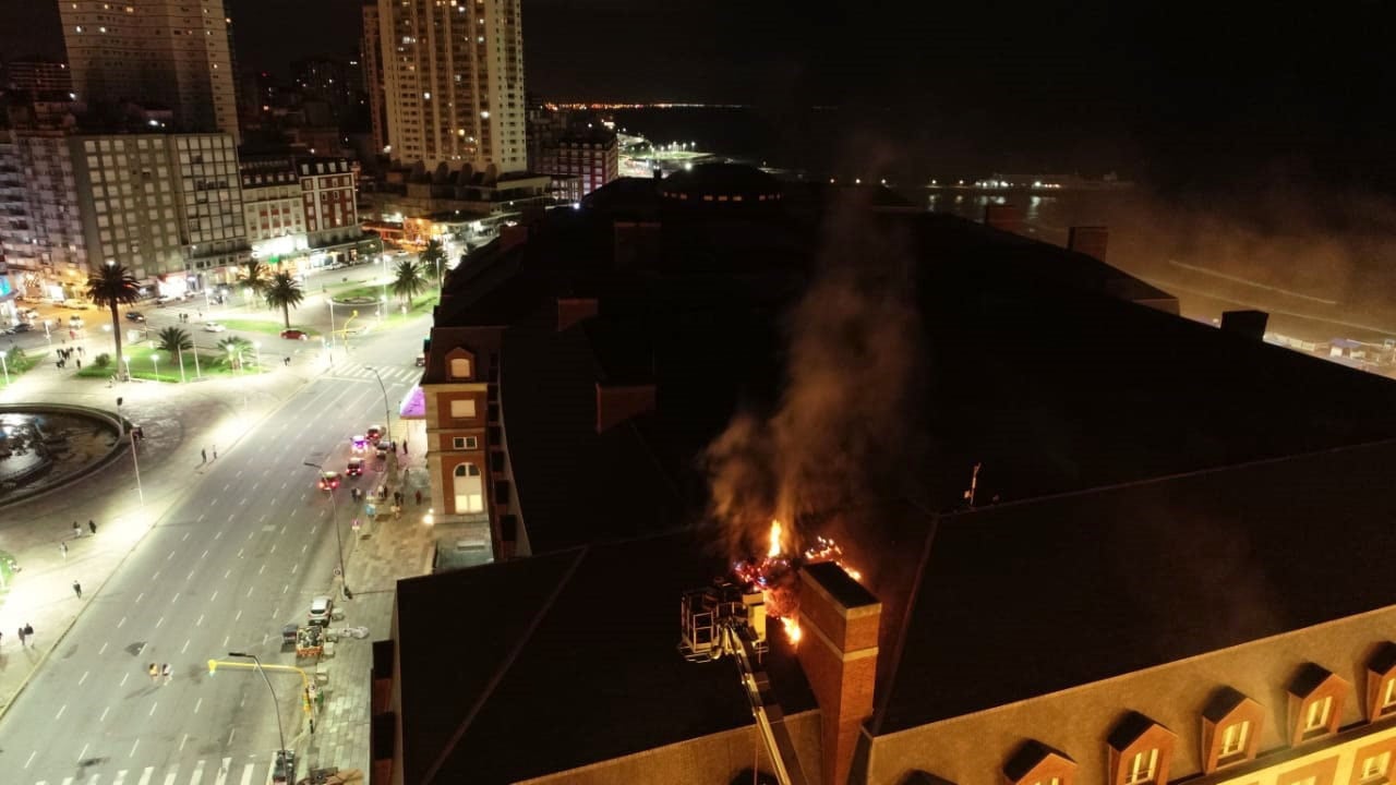 Se incendió parte del techo del Teatro Auditorium en Mar del Plata.