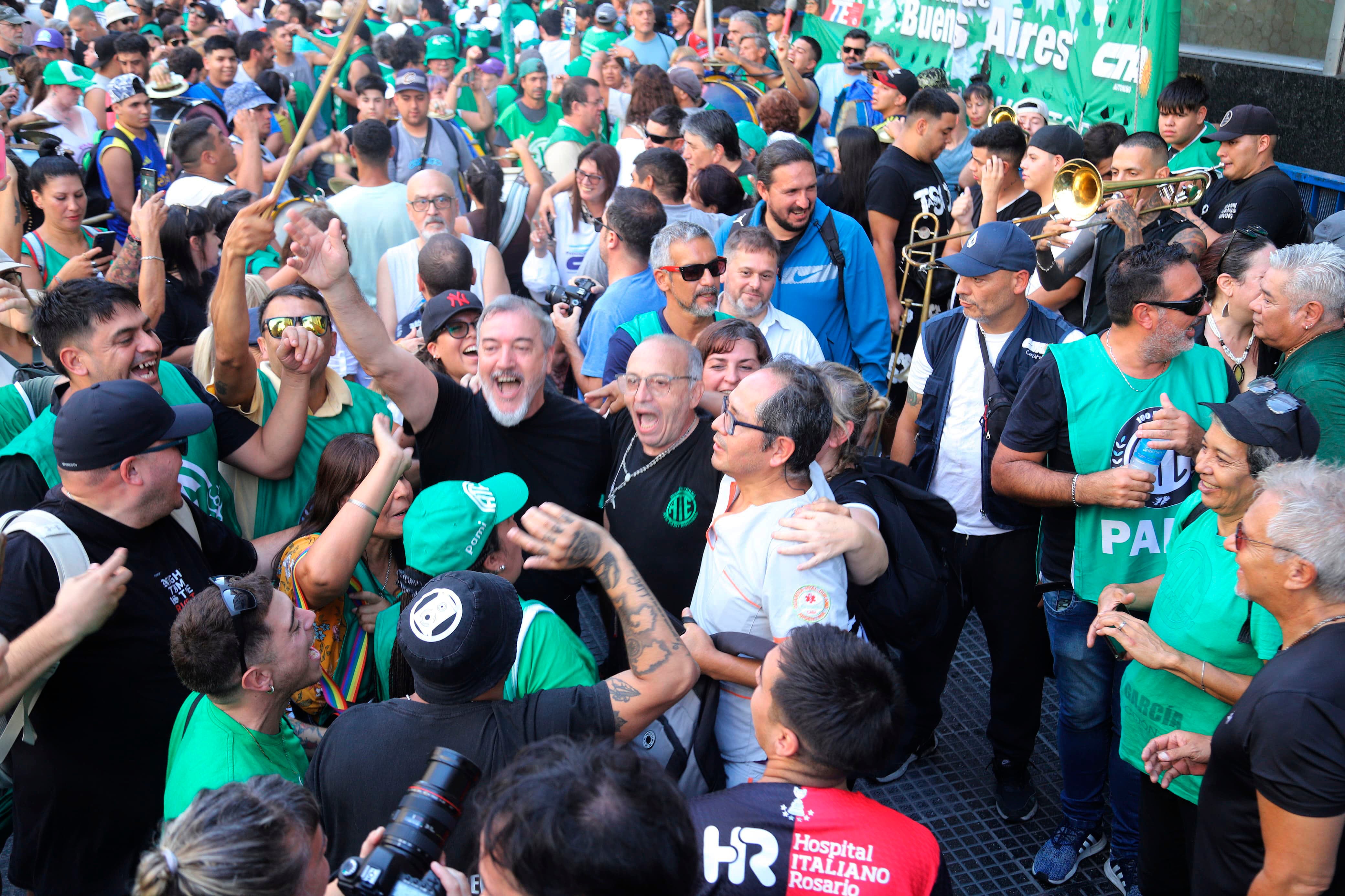Para el secretario general de ATE, "Javier Milei y su gobierno tambalean"