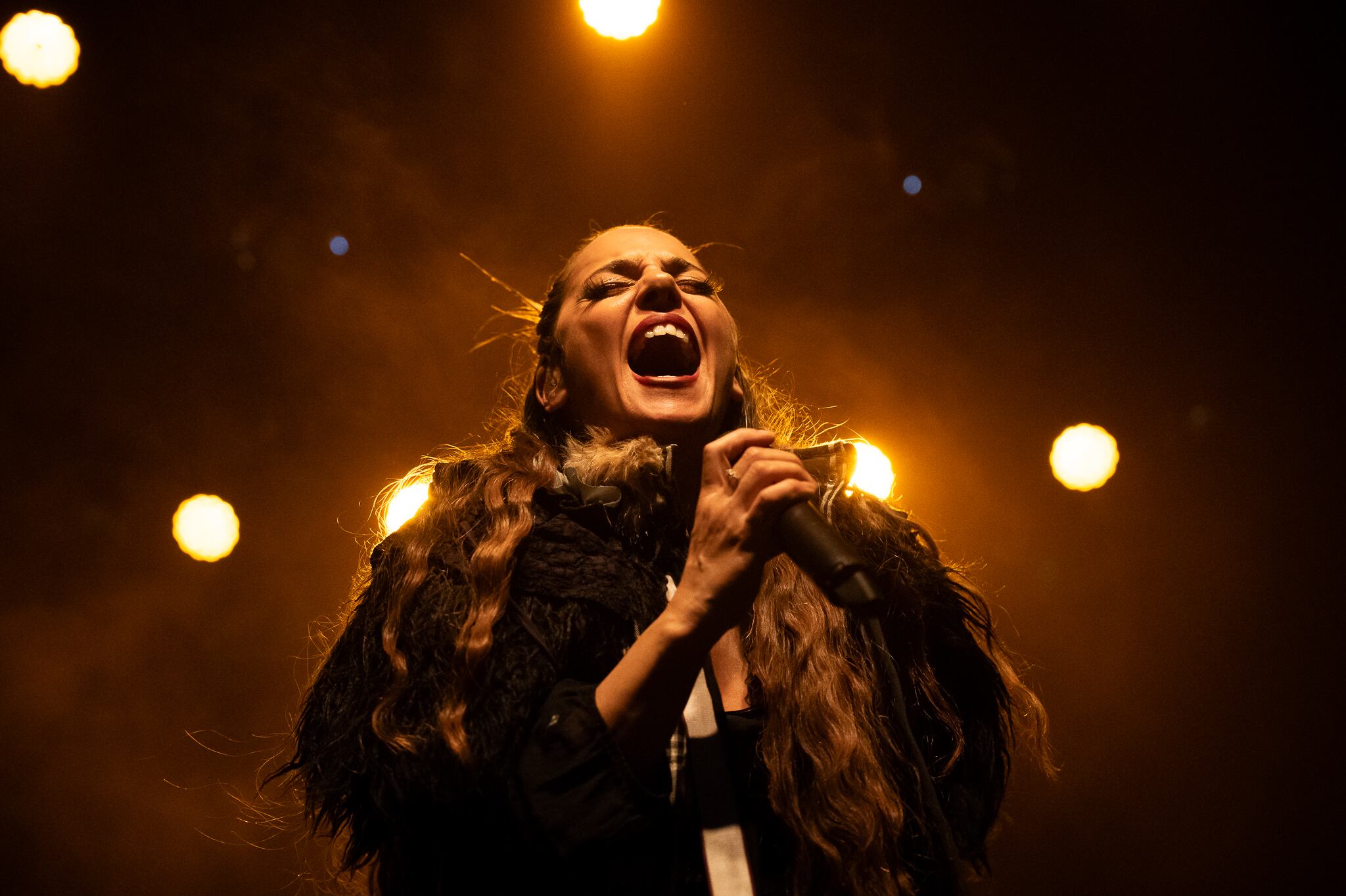 "Arriba, que acá somos jefas", agitó Sara, autora de versos y canciones que se volvieron banderas en el auge feminista