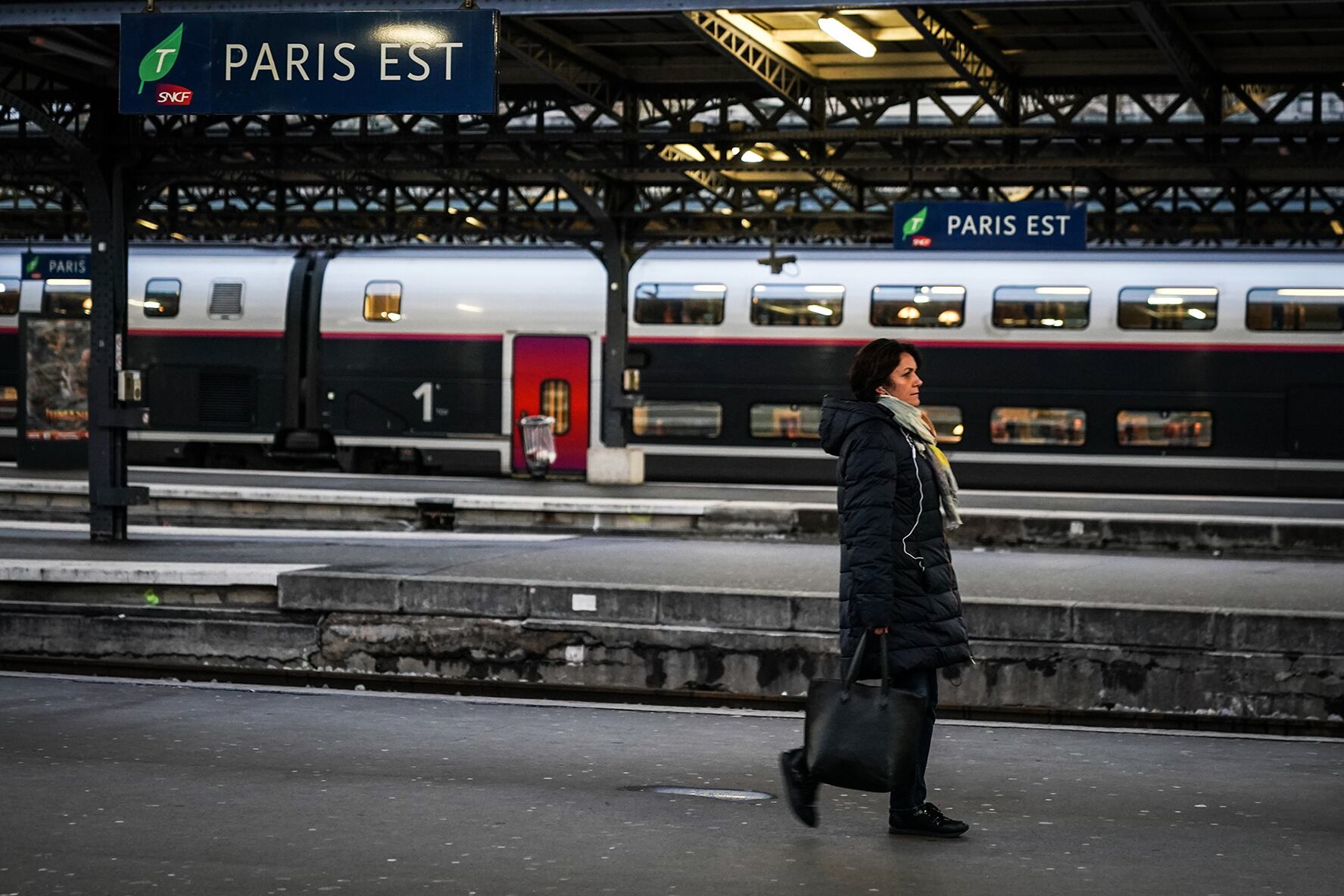 Una mujer camina por la estación vacía de Gare de L'Est en Paris durante el paro de transporte.
