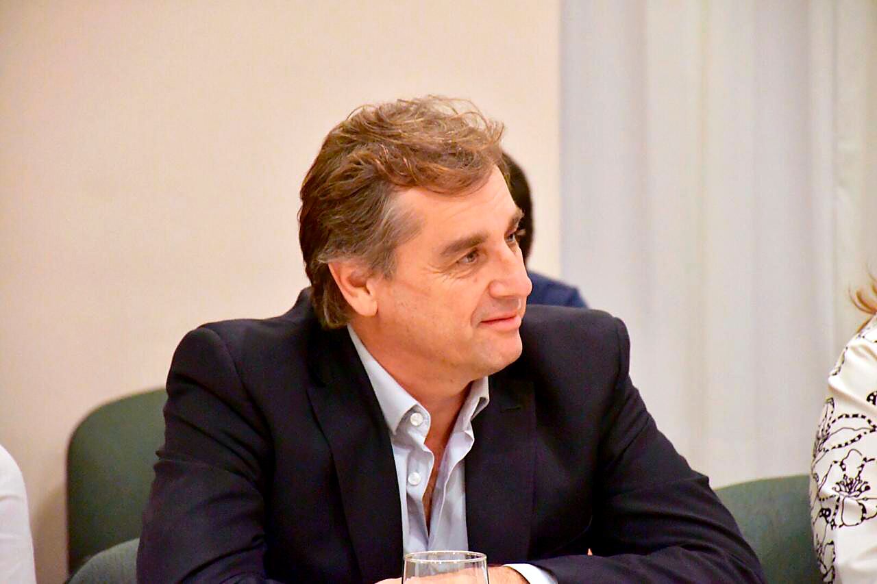 Capitani dejó la interna atrás y camina con Perotti.