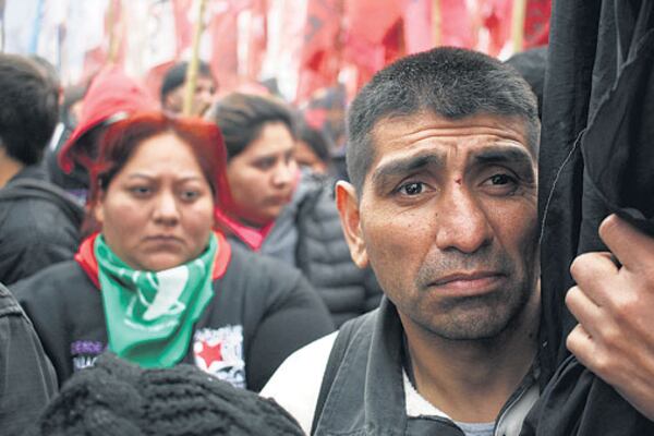 Decenas de miles de personas llegaron hasta la Plaza de Mayo para reclamar pan y trabajo.
