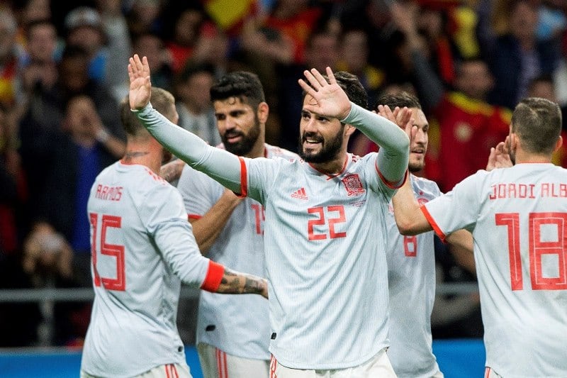 Hinchas argentinos esperan por el partido en Madrid.