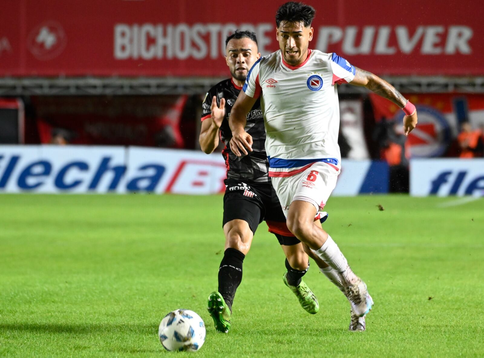 El zurdo Román Vega, quien supo estar a préstamo en el Barcelona B, fue salida constante para el Bicho.