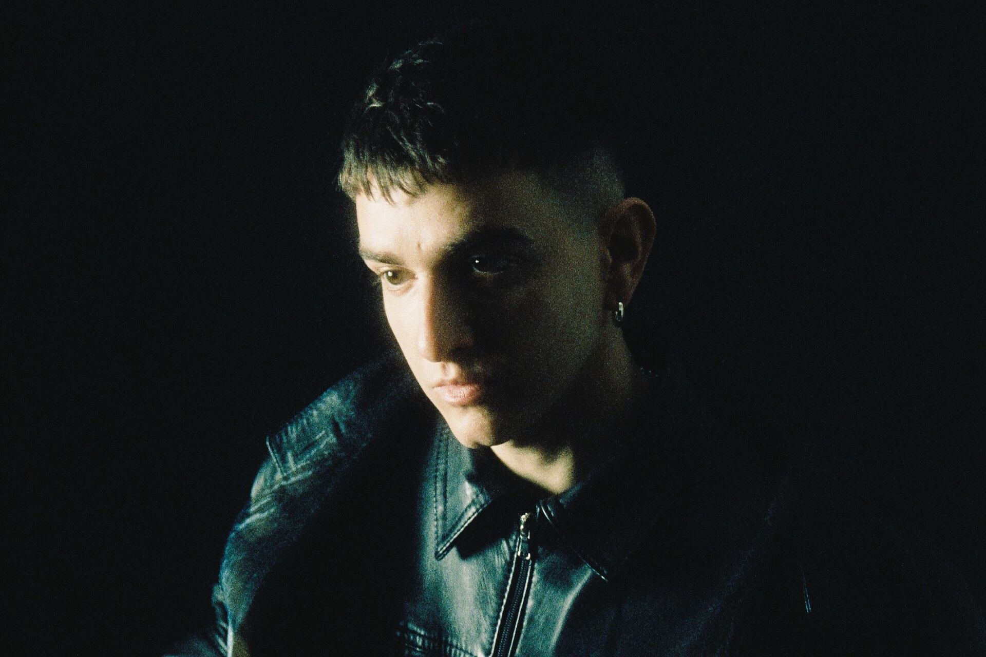 Recycled J -anteriormente conocido como Cool y siempre como Jorge- se mueve en un colchón donde el trap, el pop, el rock y  la electrónica se enfiestan