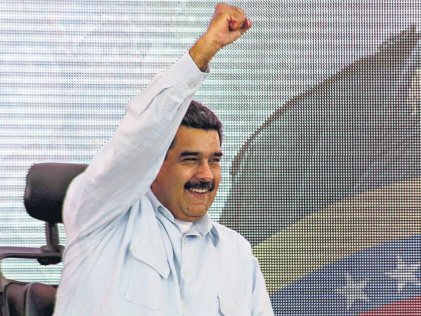 Maduro saluda durante un acto de mujeres contra la violencia en Caracas.