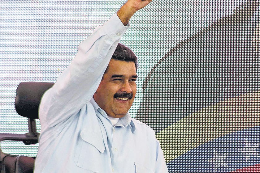 Maduro saluda durante un acto de mujeres contra la violencia en Caracas.