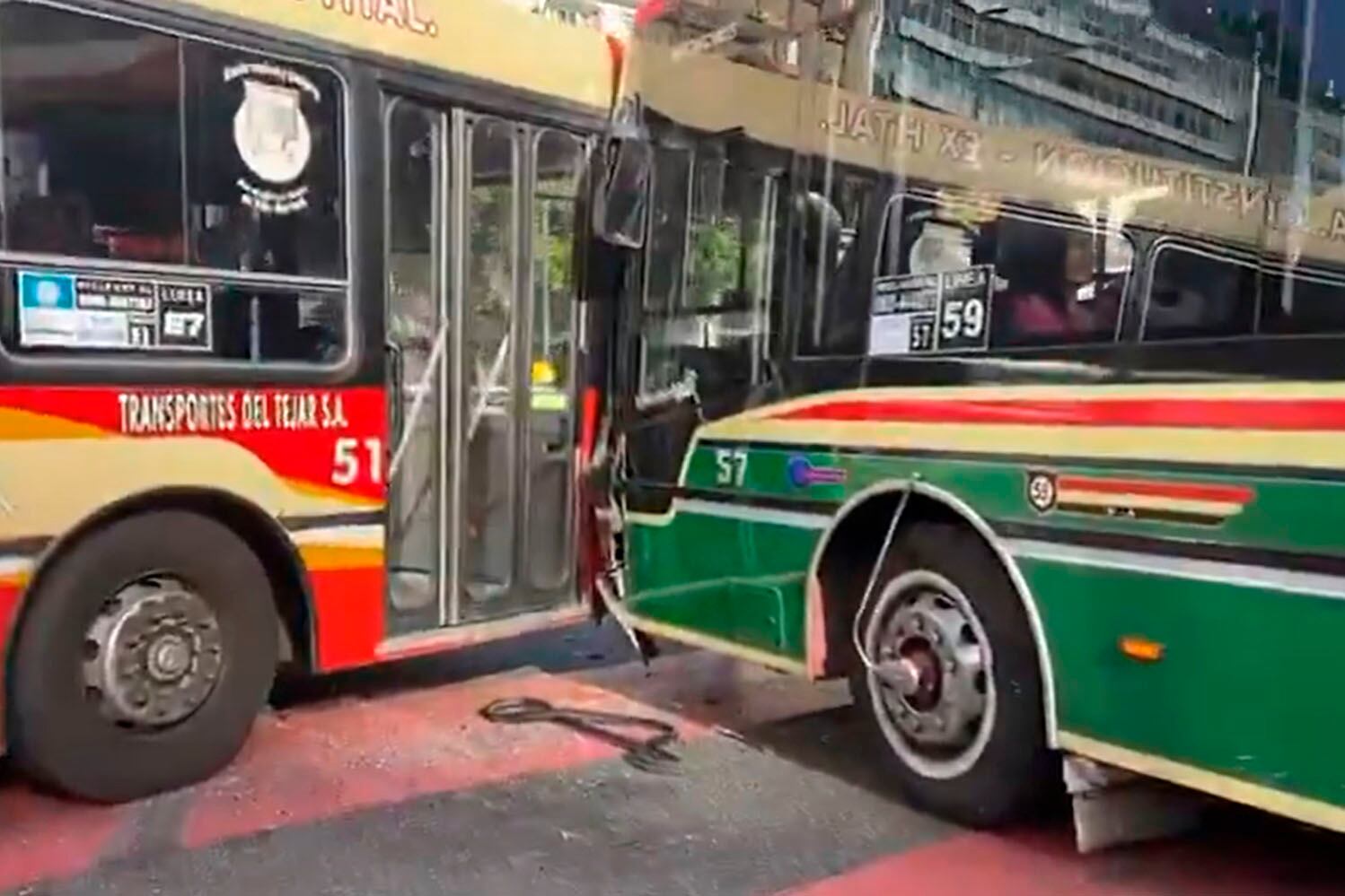 Los colectivos de la línea 59 y 67 que chocaron en 9 de Julio y Santa Fe