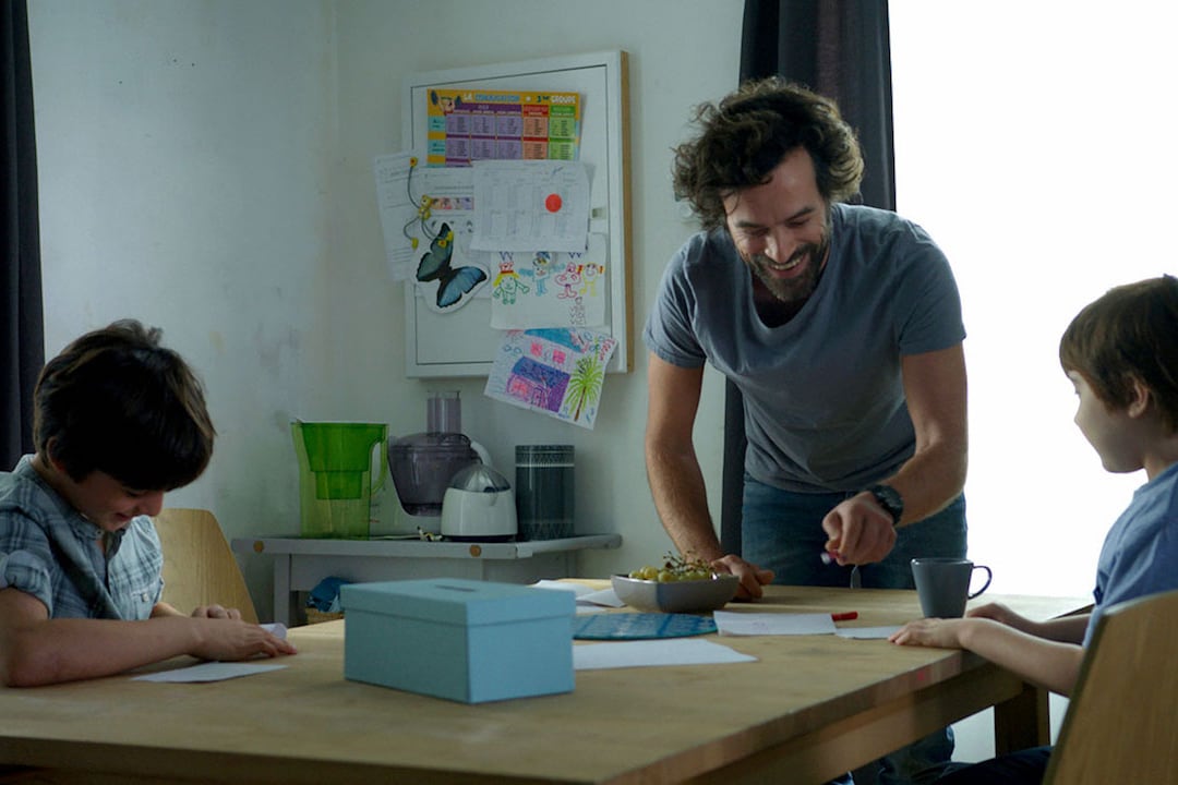 Roman Duris solo con el trabajo, con la casa, con los chicos y con el trauma de haber sido abandonado.