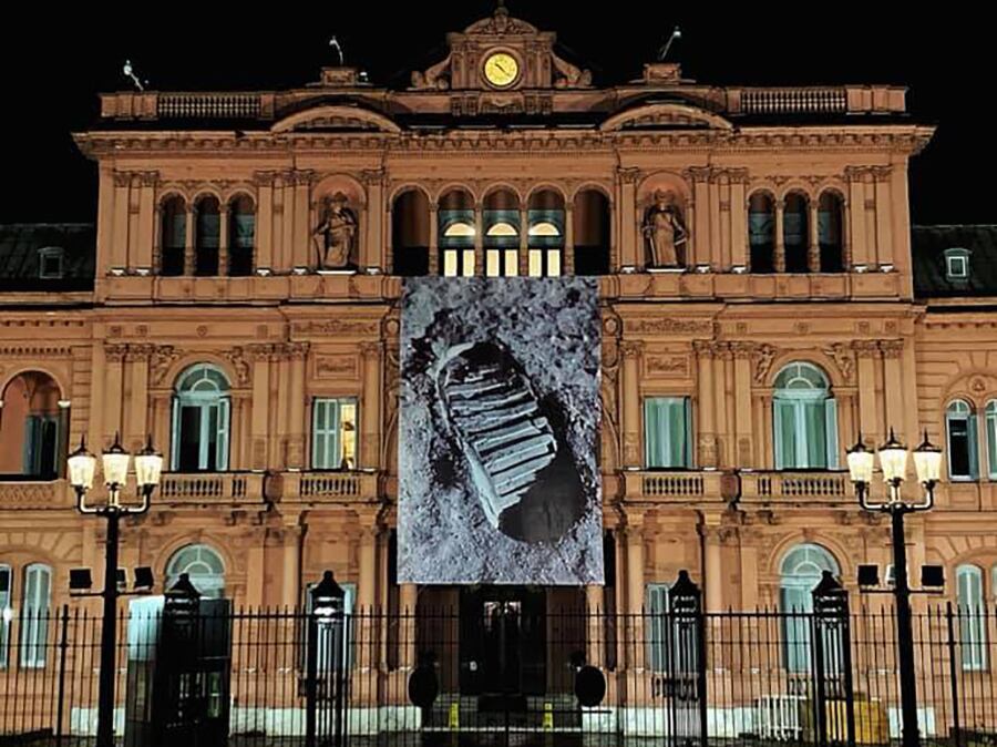 La pisada en la Luna en el frente de la Rosada.