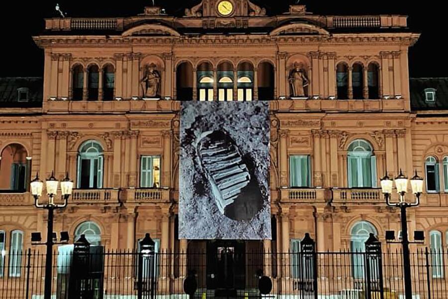 La pisada en la Luna en el frente de la Rosada.