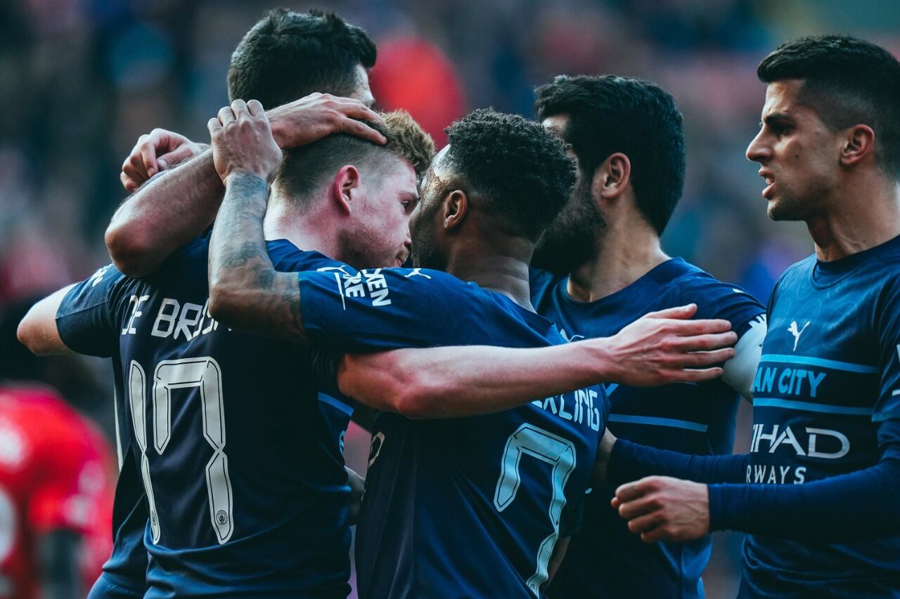 El festejo del City, que se mantiene en la cima de la Premier League