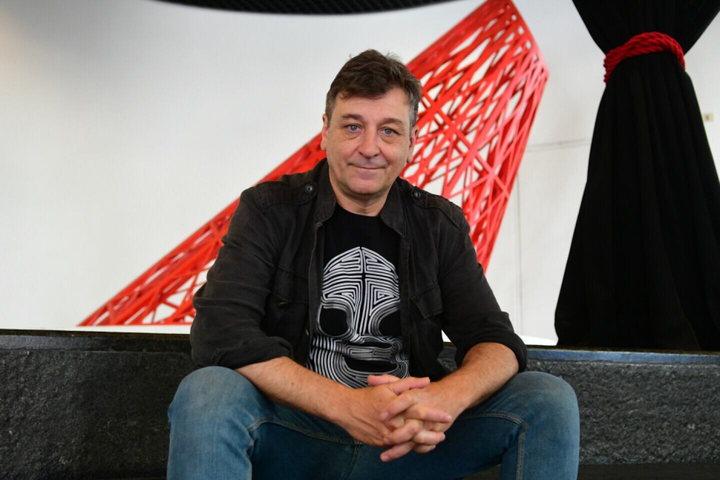 "Es una obra que con ironía retrata el mundo en que vivimos", dice Lombardero.