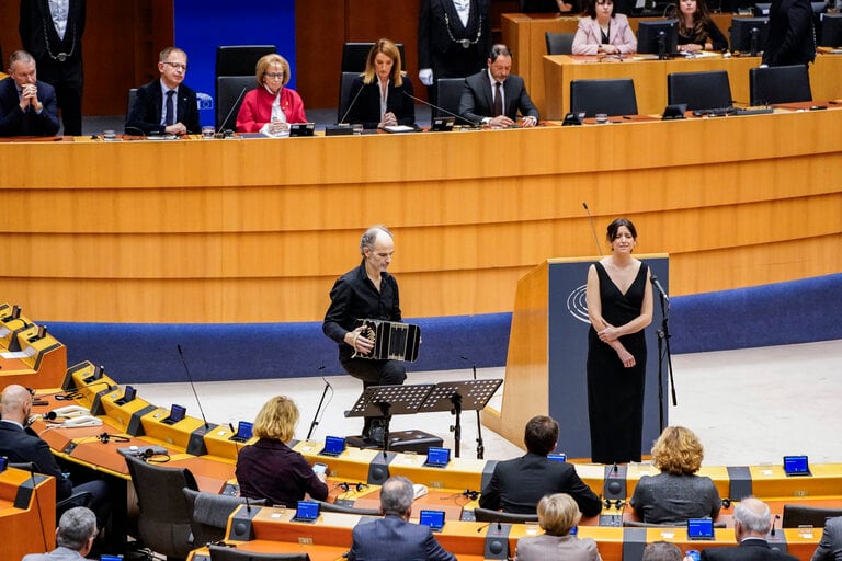 Nisinman junto a la soprano belga Sheva Tehoval.