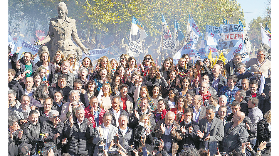 Las diferentes vertientes del peronismo se mostraron unidas alrededor de Evita.