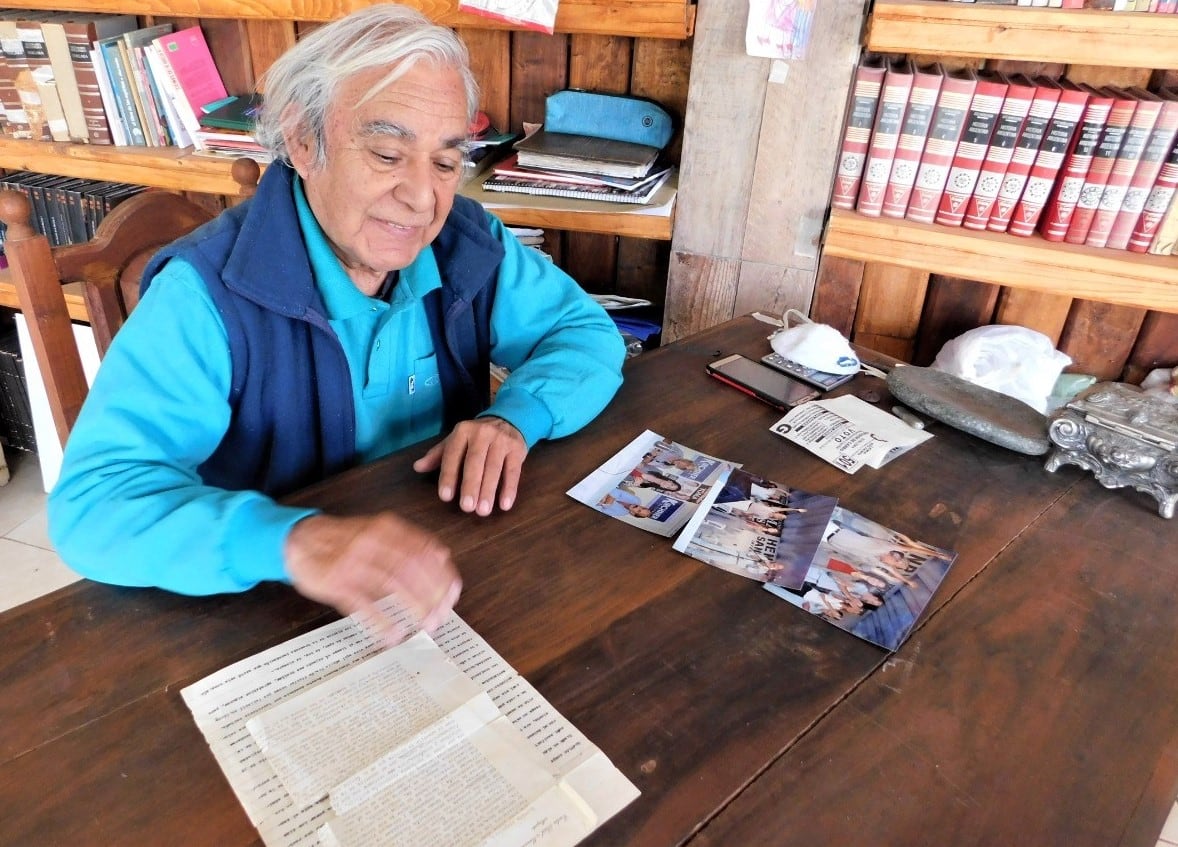 Henry Sánchez junto a las cartas de Menem y fotos de la campaña con Cristina Kichner.