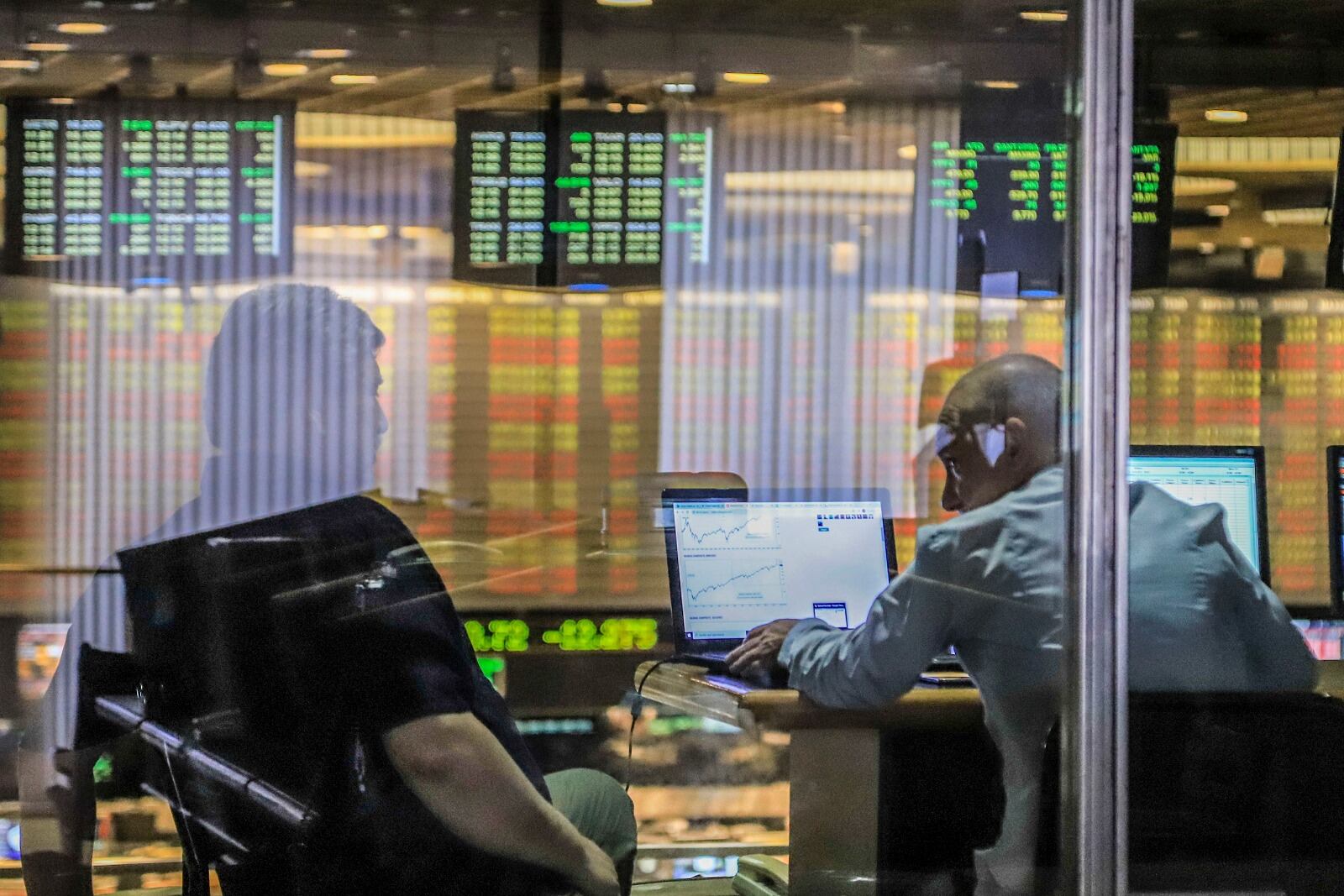 En el segmento bursátil, el dólar contado con liquidación (CCL) avanzó 0,2 por ciento, a 500,17 pesos.