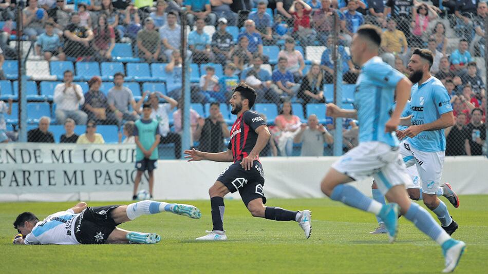 Gudiño festeja la apertura del marcador en cancha de Temperley.
